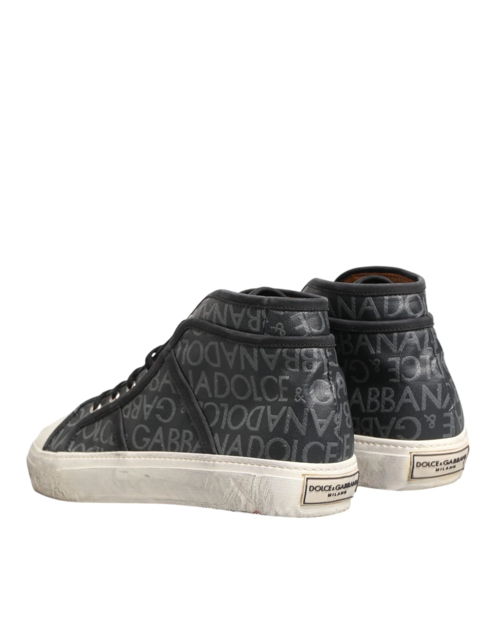 Perspektivvy ovanifrån av Dolce & Gabbana-logotypsneakers som visar de svarta skosnören och den märkta innersulan.