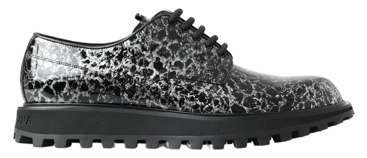 A sola de couro dos sapatos Derby Dolce & Gabbana, demonstrando o fino artesanato italiano e a construção durável.