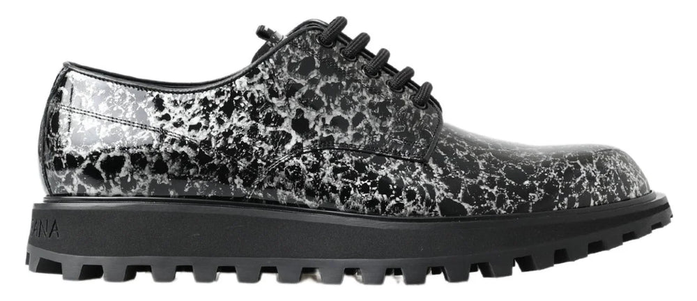 A sola de couro dos sapatos Derby Dolce & Gabbana, demonstrando o fino artesanato italiano e a construção durável.