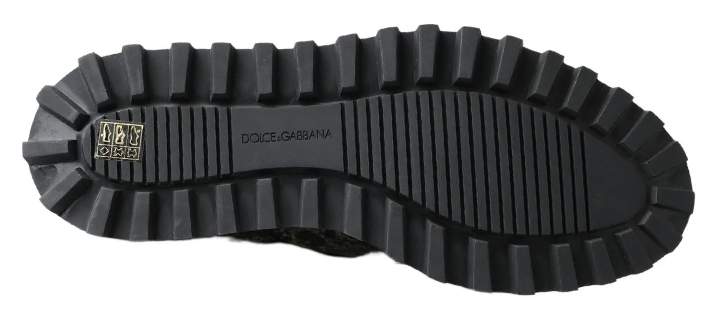 Perfil lateral dos sapatos Derby bicolores em couro patente Dolce & Gabbana, evidenciando o salto e a sola de arquitetura elegante.