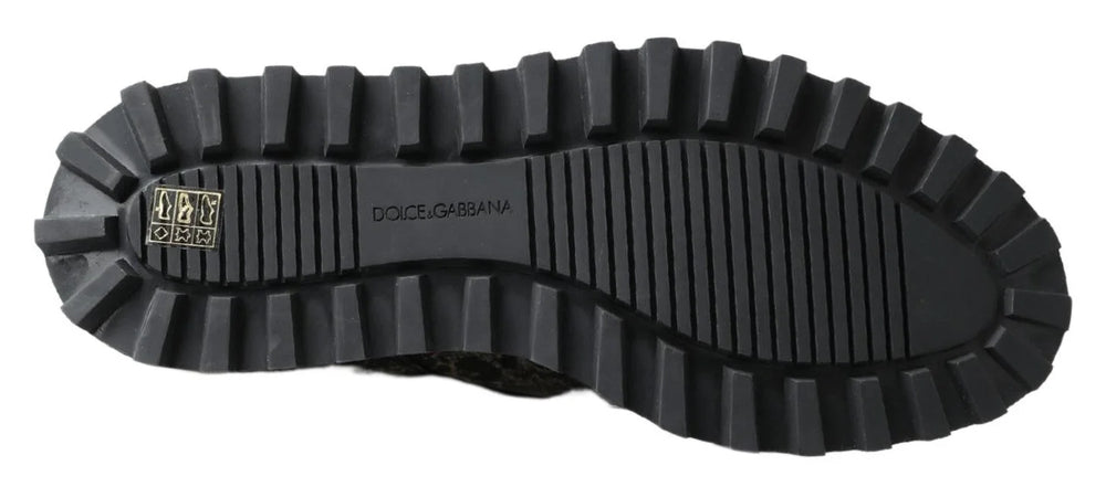 Perfil lateral dos sapatos Derby bicolores em couro patente Dolce & Gabbana, evidenciando o salto e a sola de arquitetura elegante.