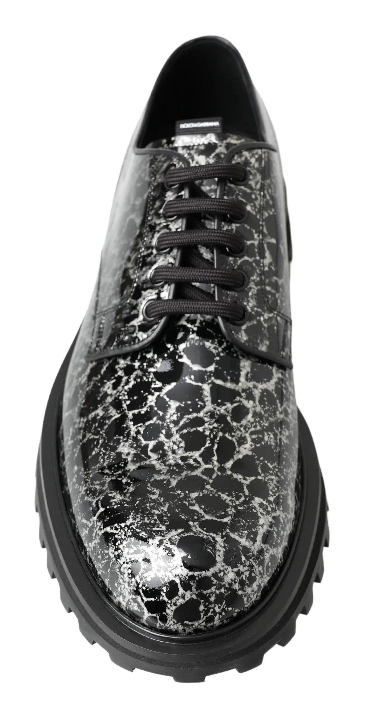 Vista traseira dos sapatos de couro preto e branco Dolce & Gabbana, destacando a costura precisa e o acabamento polido.