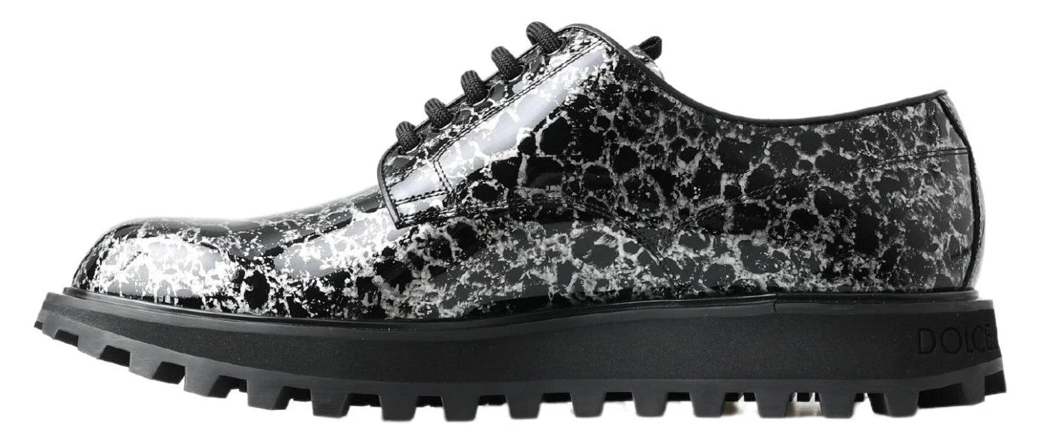 Sapatos Derby masculinos Dolce & Gabbana em couro patente preto e branco, com silhueta clássica de atacadores.