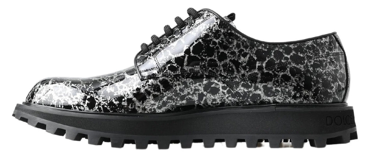 Sapatos Derby masculinos Dolce & Gabbana em couro patente preto e branco, com silhueta clássica de atacadores.