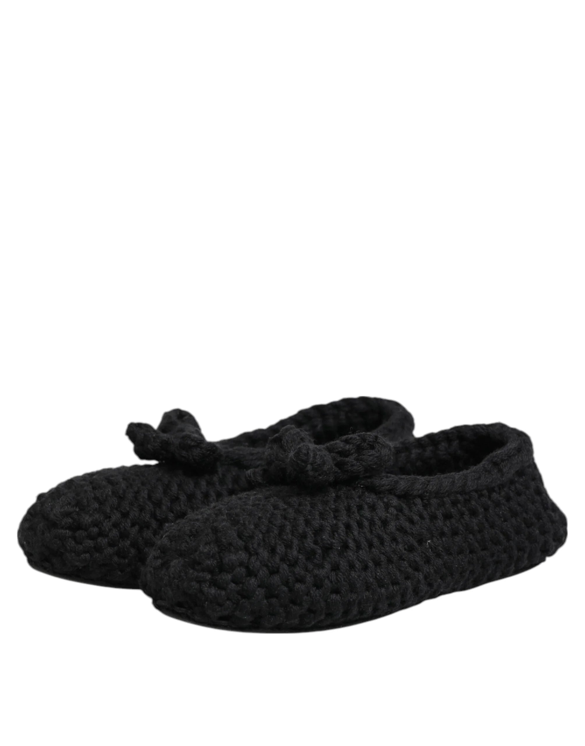 Takakuva mustista villakneepitulleista slip-on-tennareista Dolce & Gabbanalta, jossa on saumaton kantapää ja pehmeä pinta.