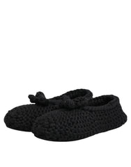 Takakuva mustista villakneepitulleista slip-on-tennareista Dolce & Gabbanalta, jossa on saumaton kantapää ja pehmeä pinta.