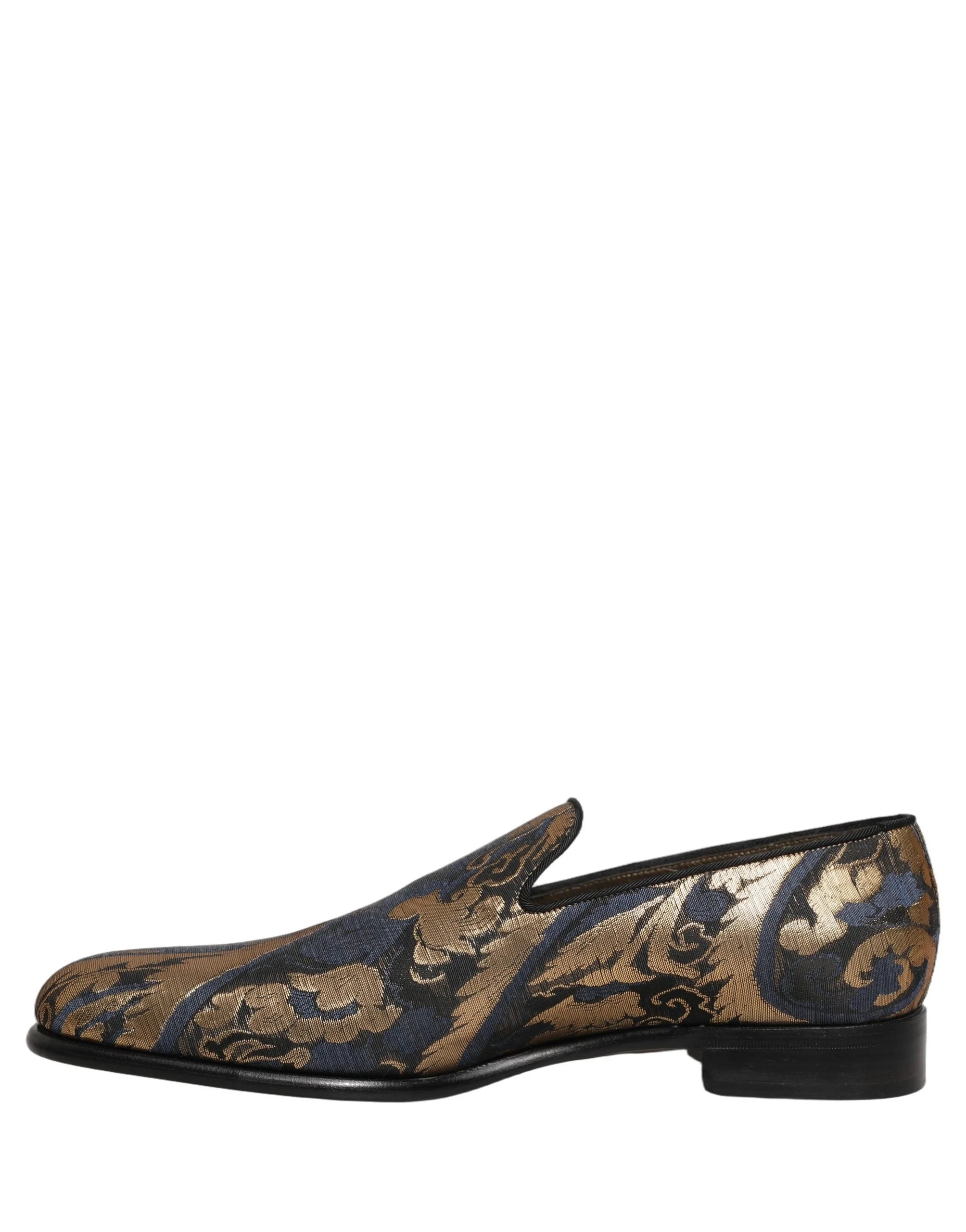 Detalje af læderindvendig og Dolce & Gabbana logo i guld-tone indeni de blå loafers.
