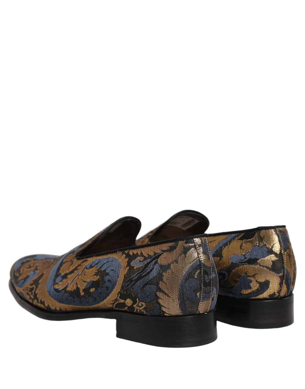 Nærbillede af det indviklede blomsterbrokade tekstil og tone-i-tone søm på Dolce & Gabbana herre aftensko.