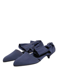 Takakuva Dolce & Gabbanan sinisistä stretch-puuvillatöppäreistä, jotka korostavat saumatonta rakennetta ja hienostunutta kantamuotoa.