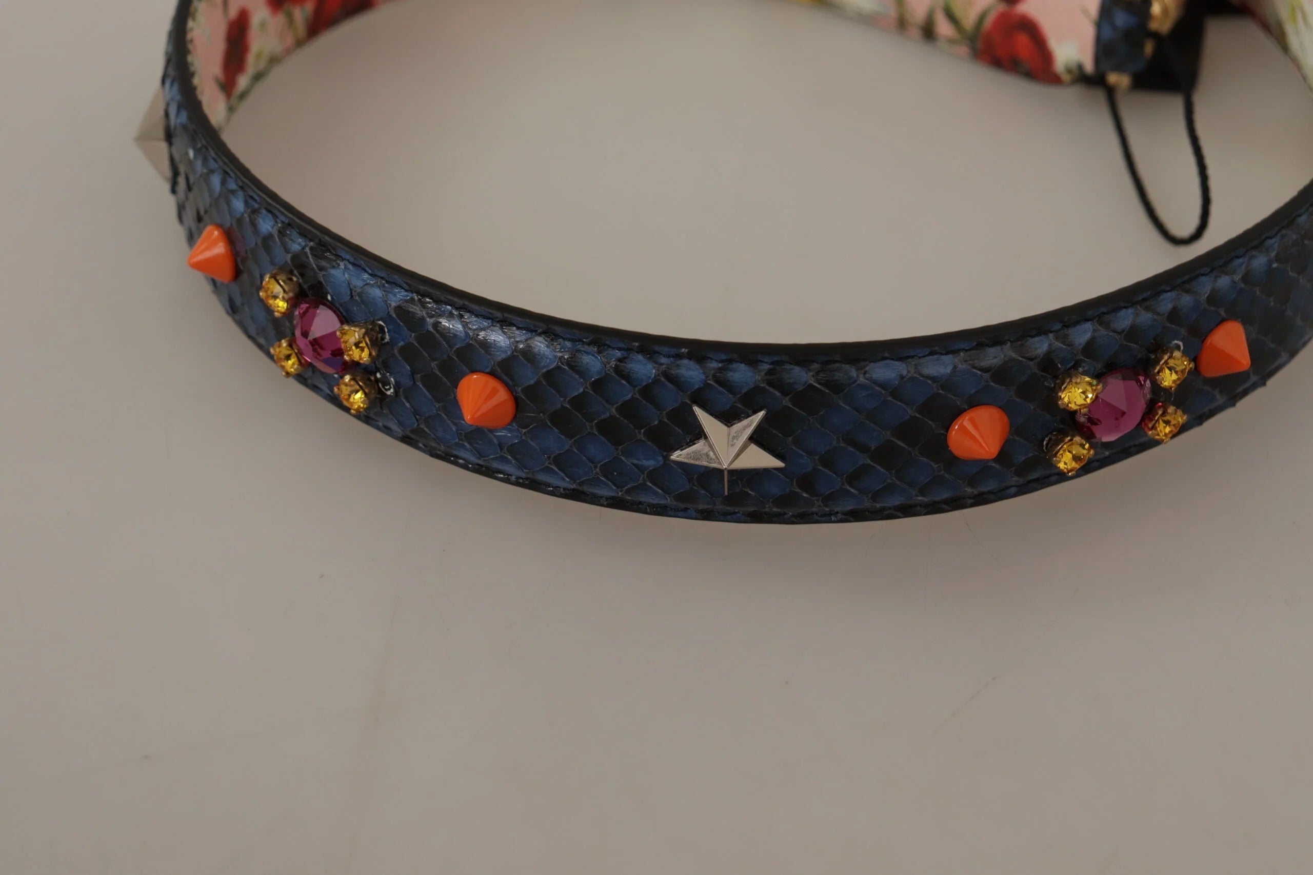Koko pituus käännettävästä Dolce & Gabbana -sinisestä eksoottisesta nahkahihnasta, joka esittelee käsityötaidon.
