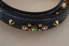 Detailní záběr luxusního popruhu kabelky Dolce & Gabbana zdůrazňující řemeslné zpracování 100% hadí kůže a třpytivé křišťálové detaily.