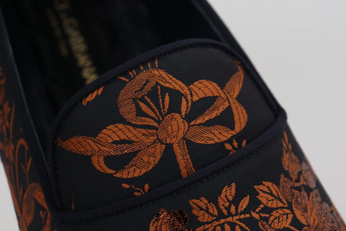 Dolce & Gabbana -siniset ja ruosteenruskeat kukalliset jacquard-lenkkarit, tyylikkäät miesten loafersit monimutkaisella kasviaiheisella kirjonnalla.