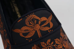 Dolce & Gabbana -siniset ja ruosteenruskeat kukalliset jacquard-lenkkarit, tyylikkäät miesten loafersit monimutkaisella kasviaiheisella kirjonnalla.