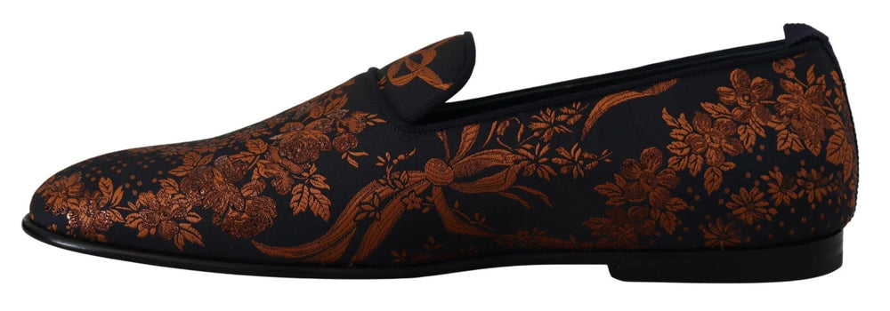 Lähikuva monimutkaisesta kukallisesta jacquard-kuviosta Dolce & Gabbana -loafereissa, siniset, ruosteenruskeat ja kultaiset sävyt.