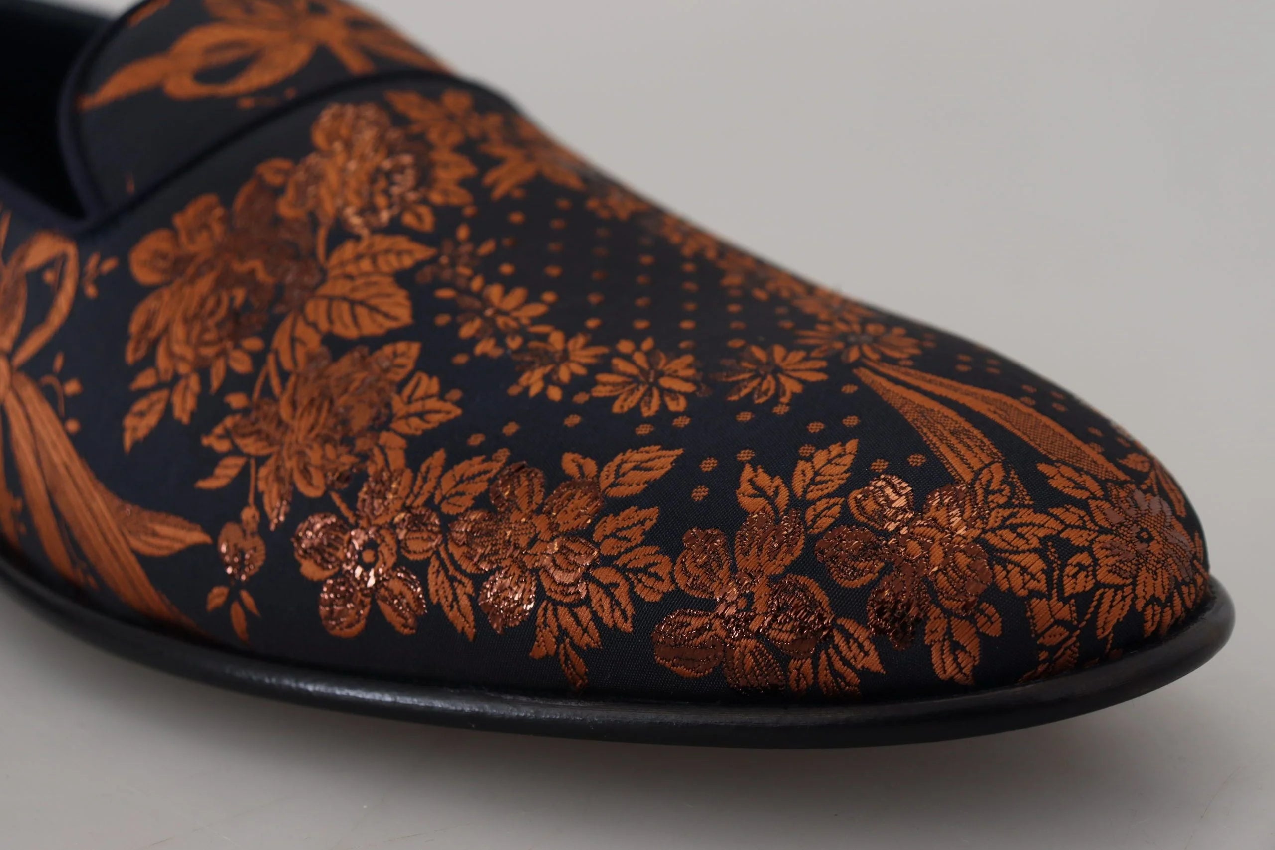 Viistosta otettu studiokuva Dolce & Gabbana -kukallisista jacquard-lenkkareista, osoitus brändin perinnöstä ja taiteellisuudesta.