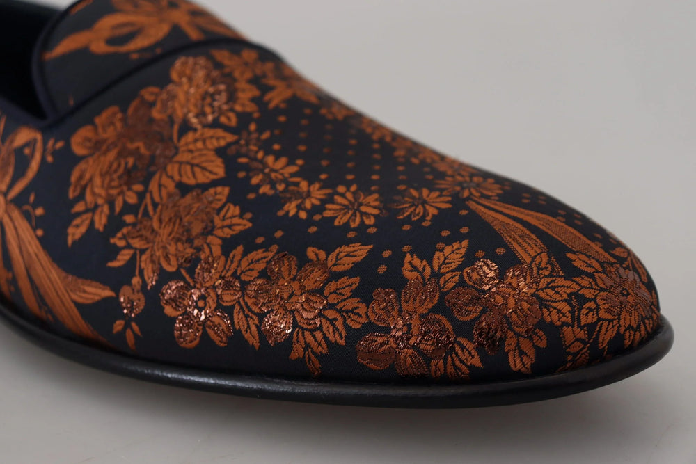 Viistosta otettu studiokuva Dolce & Gabbana -kukallisista jacquard-lenkkareista, osoitus brändin perinnöstä ja taiteellisuudesta.