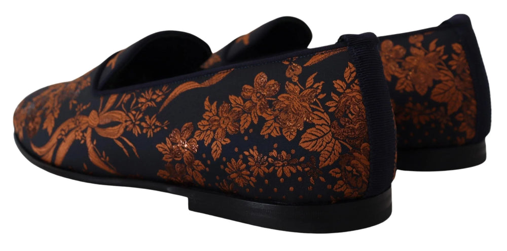 Ylhäältä kuvattu Dolce & Gabbana -siniset ja ruosteenruskeat kukalliset avokkaat, symmetrinen muotoilu ja rikas kangasrakenne.