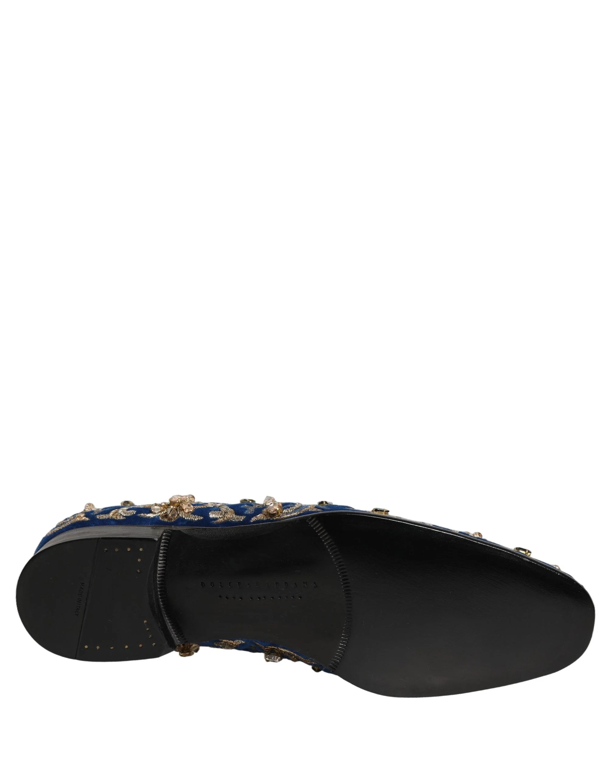 Ζευγάρι μπλε βελούδινων loafers Dolce & Gabbana σε πλάγια όψη που αναδεικνύει τις αντανακλάσεις του υφάσματος και των κρυστάλλων.