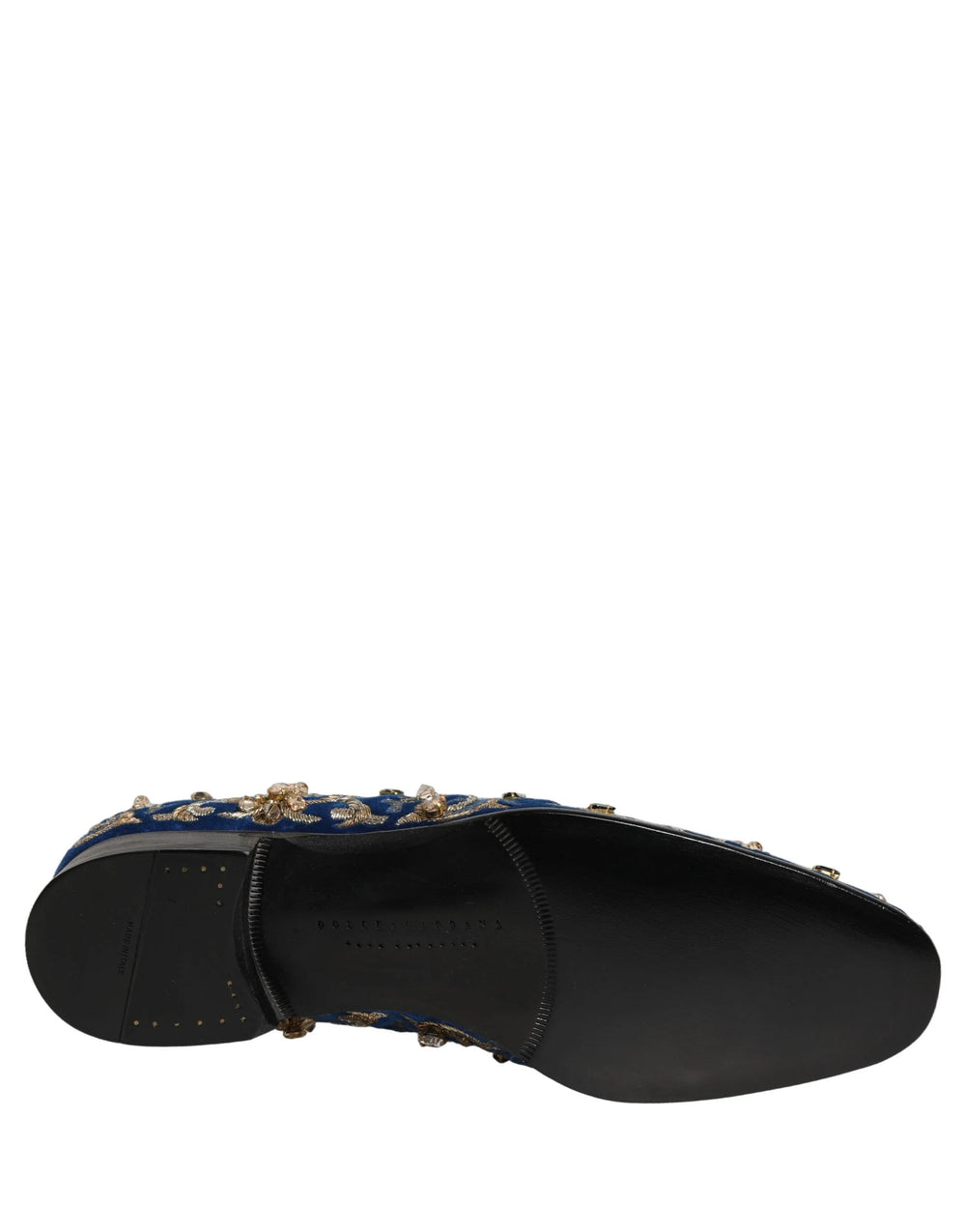 Ζευγάρι μπλε βελούδινων loafers Dolce & Gabbana σε πλάγια όψη που αναδεικνύει τις αντανακλάσεις του υφάσματος και των κρυστάλλων.
