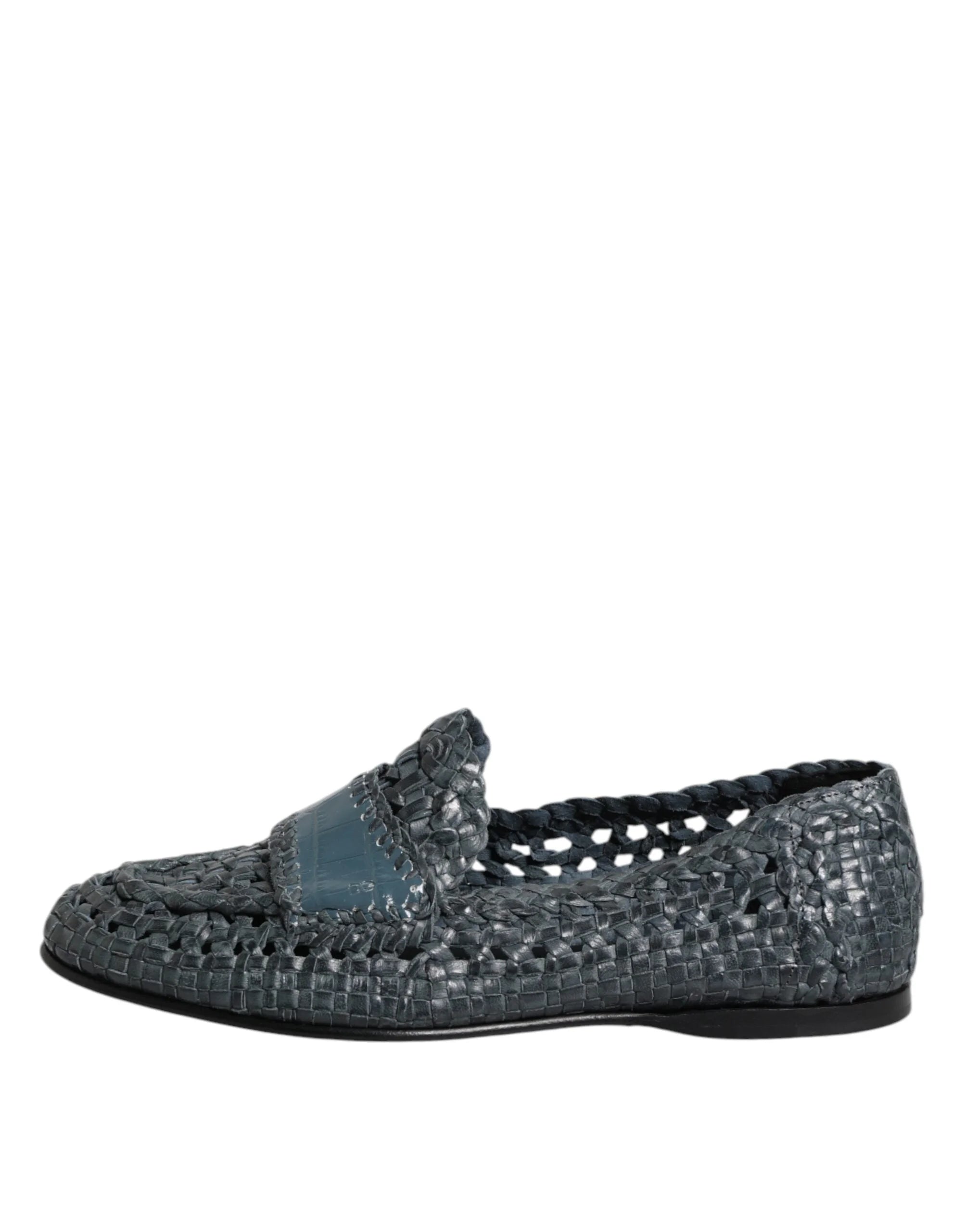 Detailní záběr na rucne tkane texturu kozicky na horní strane luxusních nazuvacek Dolce & Gabbana.