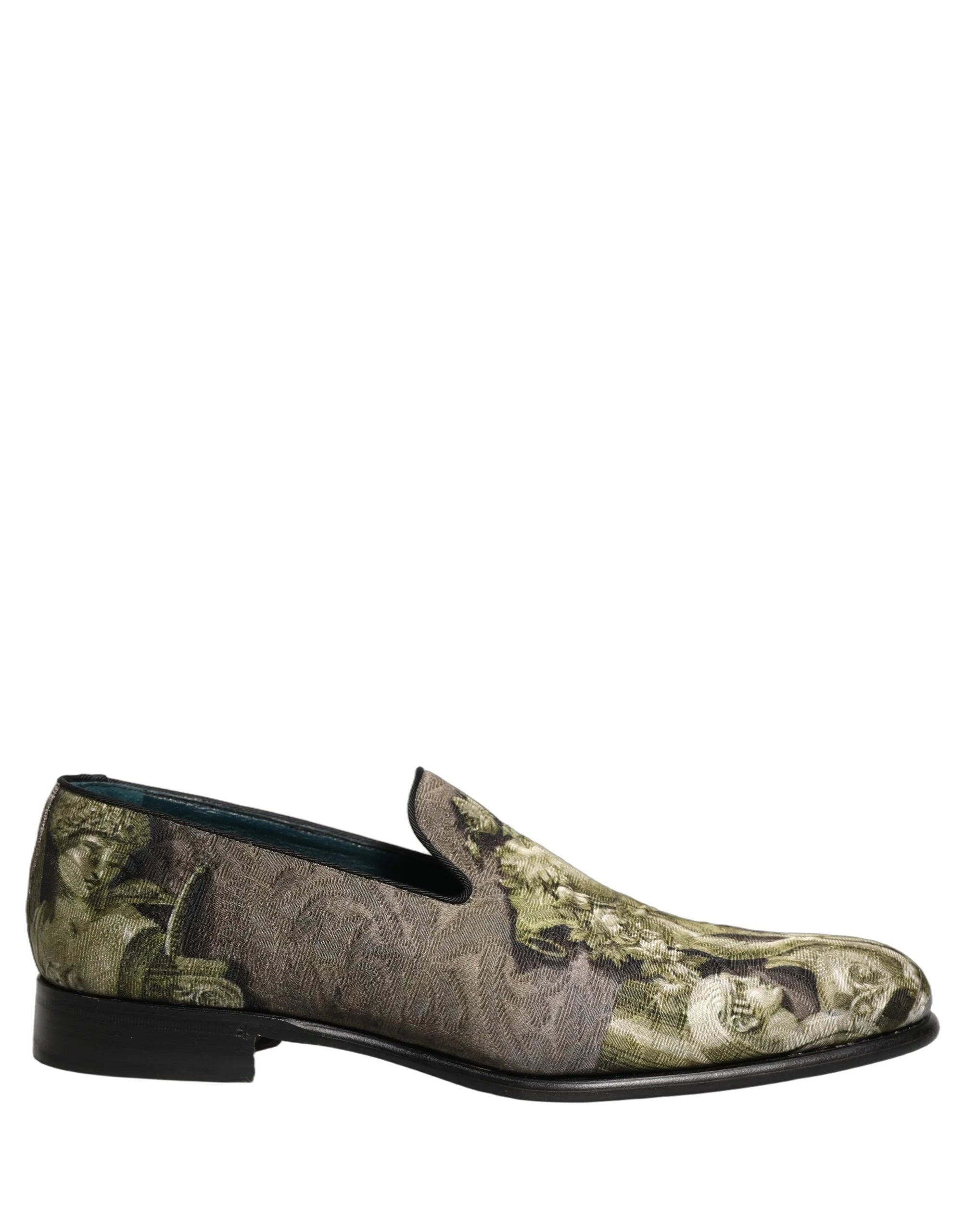 Visão da parte inferior da sola de couro liso, um marco da tradicional fabricação de sapatos italiana da Dolce & Gabbana.
