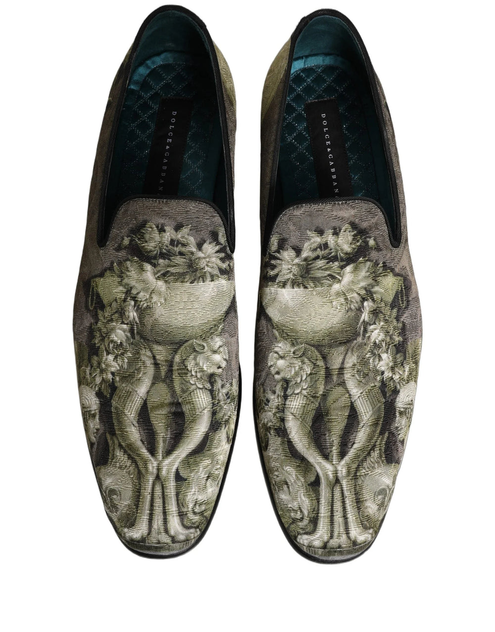 Perfil lateral dos mocassins de impressão barroca castanha da Dolce & Gabbana, mostrando a silhueta elegante e o salto baixo.
