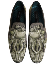 Perfil lateral dos mocassins de impressão barroca castanha da Dolce & Gabbana, mostrando a silhueta elegante e o salto baixo.