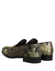 Vista de cima dos sapatos slip-on com impressão barroca da Dolce & Gabbana, enfatizando a elegante forma de bico amendoado.