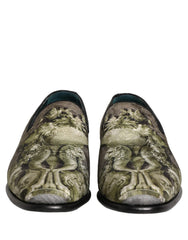 Mocassins slip-on masculinos da Dolce & Gabbana em couro castanho com um intrincado padrão de impressão barroca por toda parte.