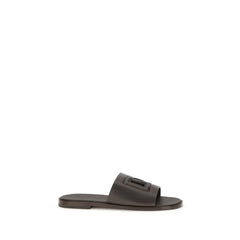 Dolce & Gabbana pruunast veise nahast Bos Taurus lamedad sandaalid, mis on minimalistliku T-rihmaga kujundusega ja kuldse tooniga detailidega.