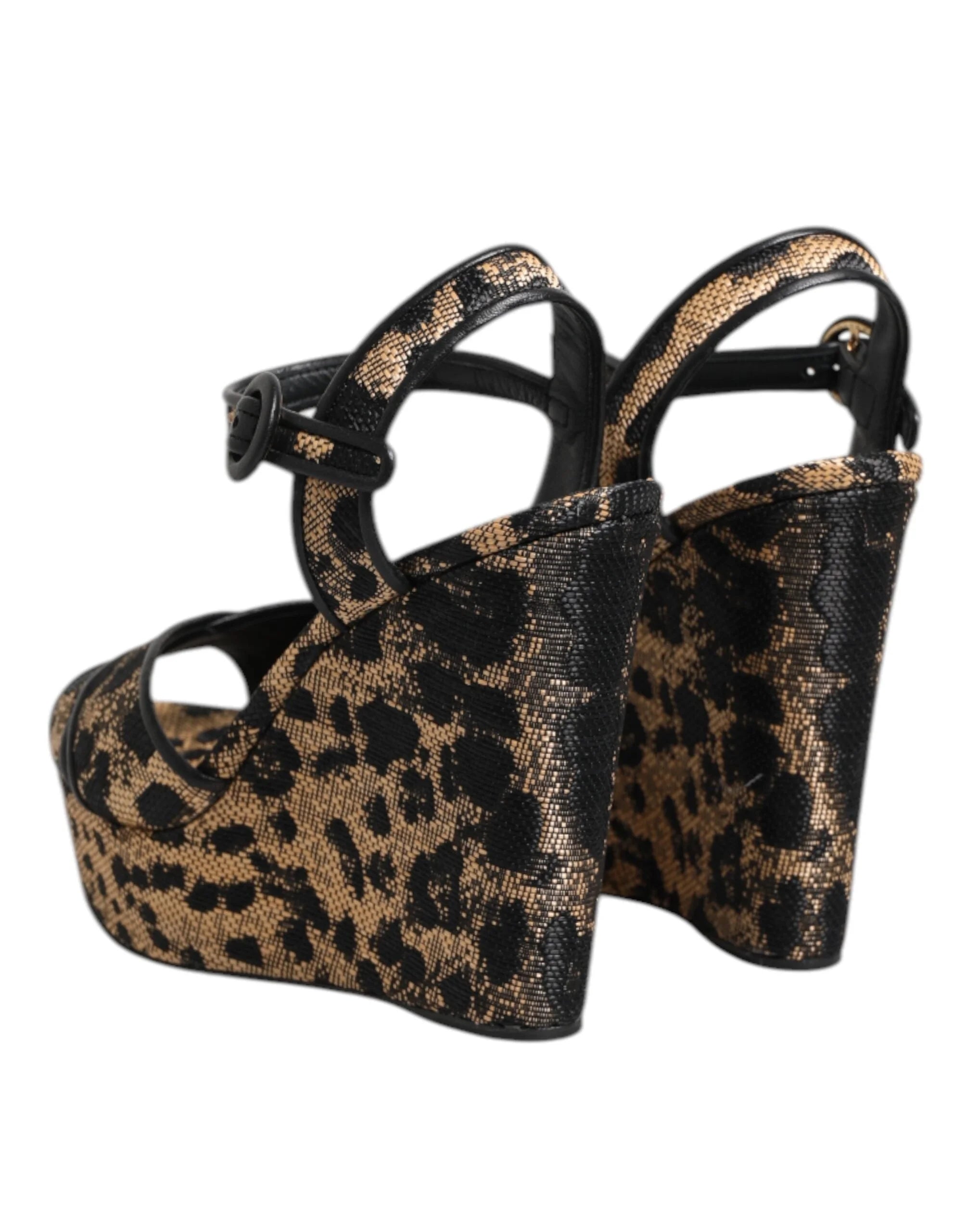 Van bovenaf bekeken lammy lederen voetbed en leopard print teenbandje op Dolce & Gabbana luxe sandalen.