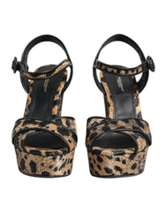 Dolce & Gabbana leopard print wedge sandalen met zwarte enkelbandjes en goudkleurige hardware, voorkant.