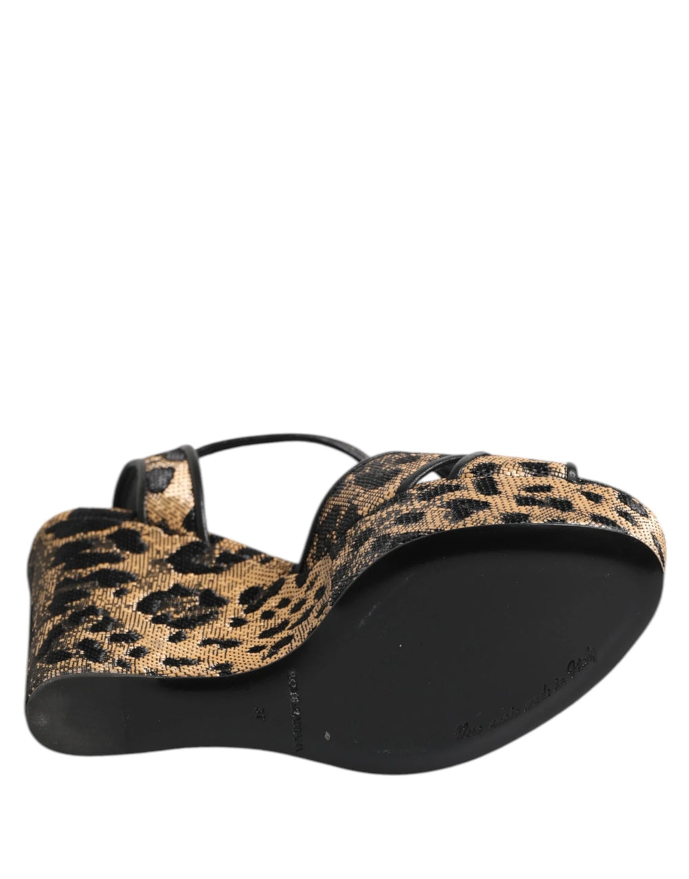 Dolce & Gabbana leopard print wedge sandalen gepresenteerd in een studio, waarbij het gedurfde dierenprintmotief wordt getoond.