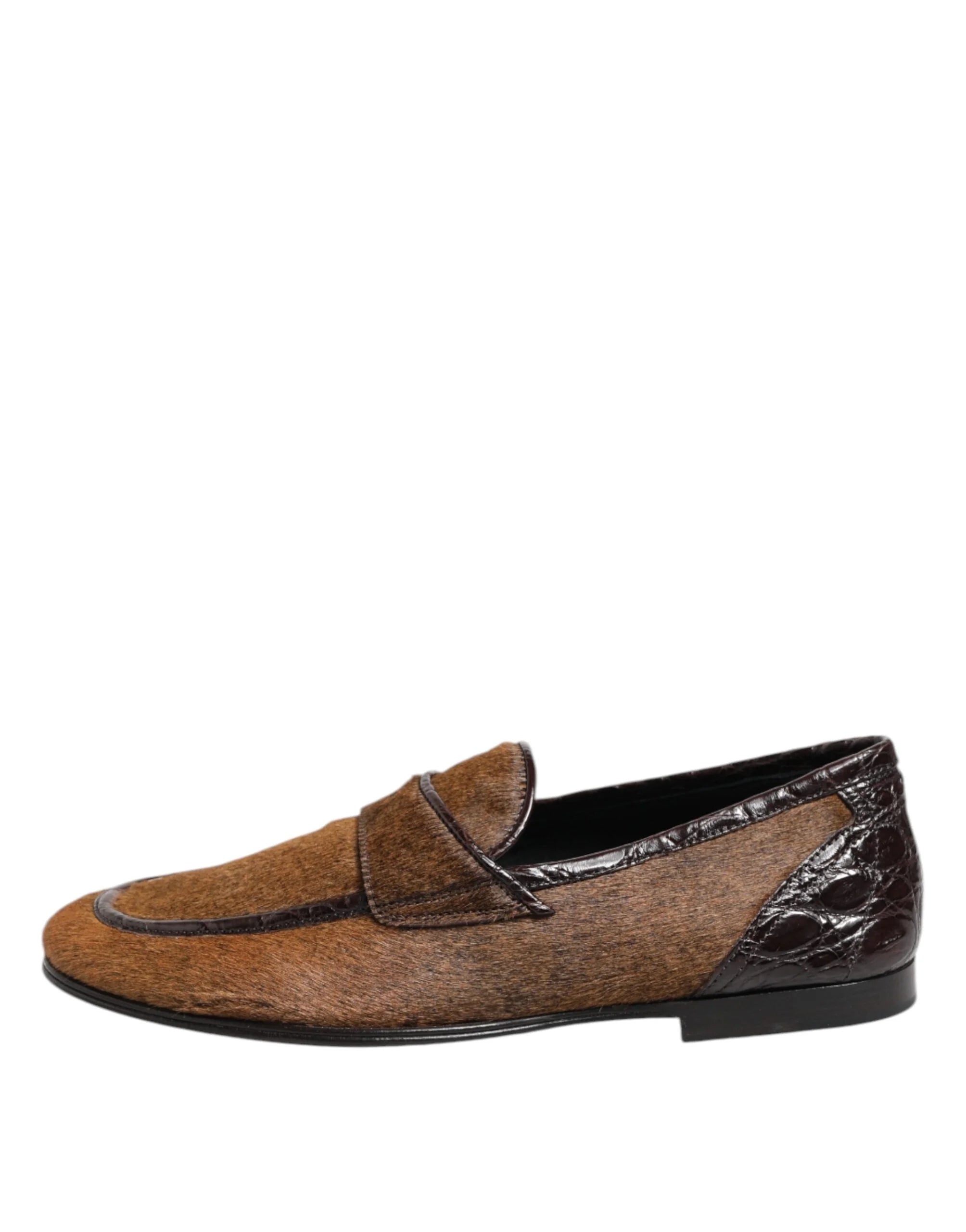 Primo piano della texture esotica in caimano e della ricca pelle di vitello marrone su queste scarpe da uomo Dolce & Gabbana.