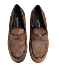 Profilo laterale delle scarpe slip-on da uomo marroni Dolce & Gabbana che mette in mostra la silhouette elegante e il tacco basso.