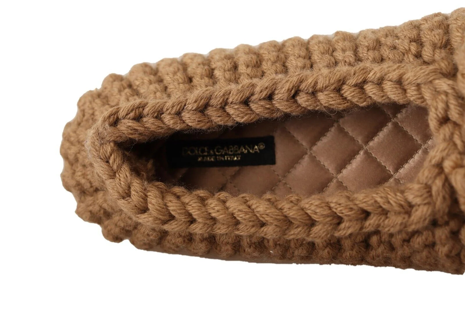 Szczegółowy kadr na logo Dolce & Gabbana na wkładce brązowych balerin z wełny z dzianiny.