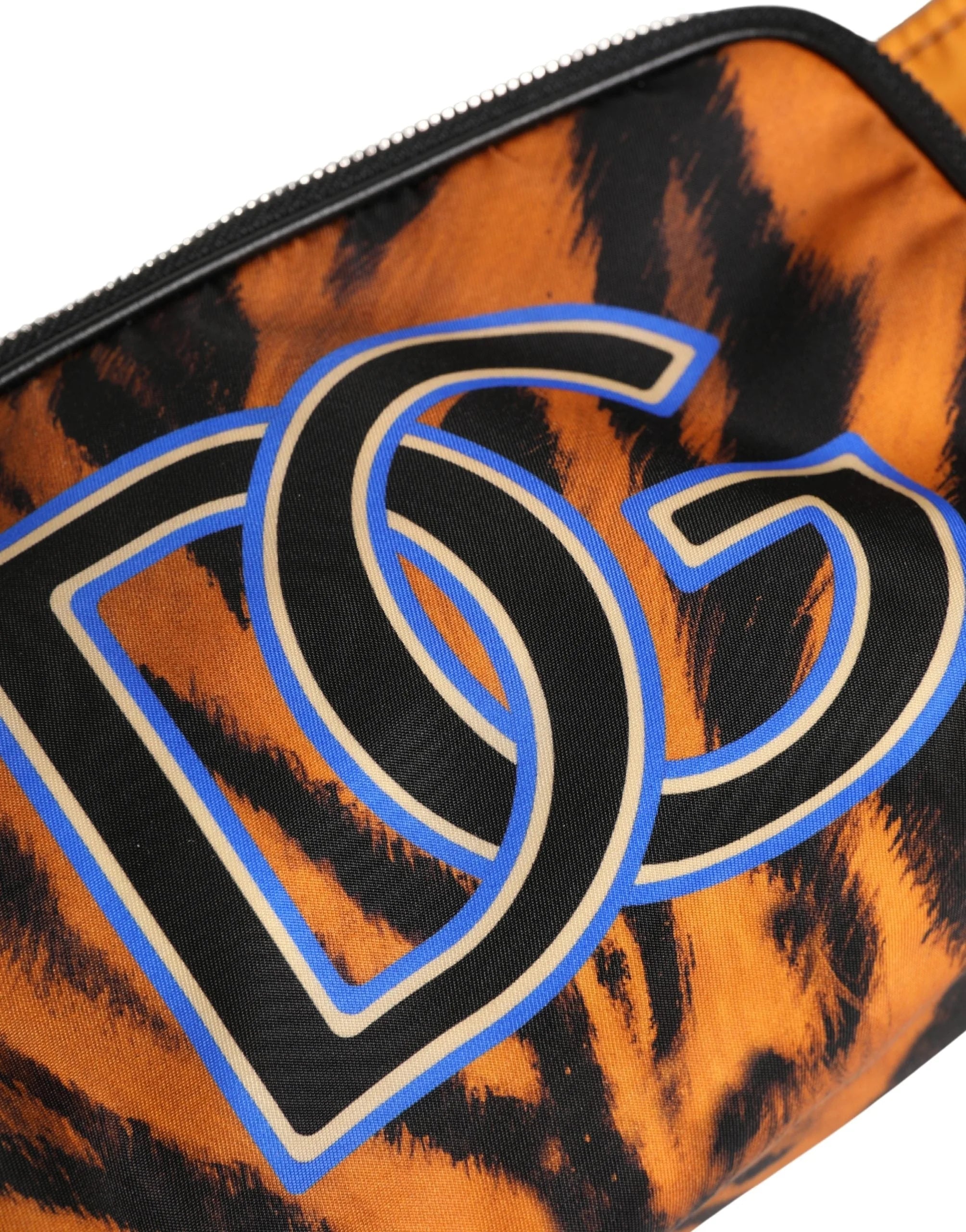 Nahaufnahme der Logo-Plakette von Dolce & Gabbana auf dem Tigerprint-Nylon mit präziser Kalbsleder-Paspel.