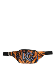 Seitenprofil der Bauchtasche mit Tigerprint von Dolce & Gabbana, die die schlanke Silhouette und den verstellbaren Taillenriemen zeigt.