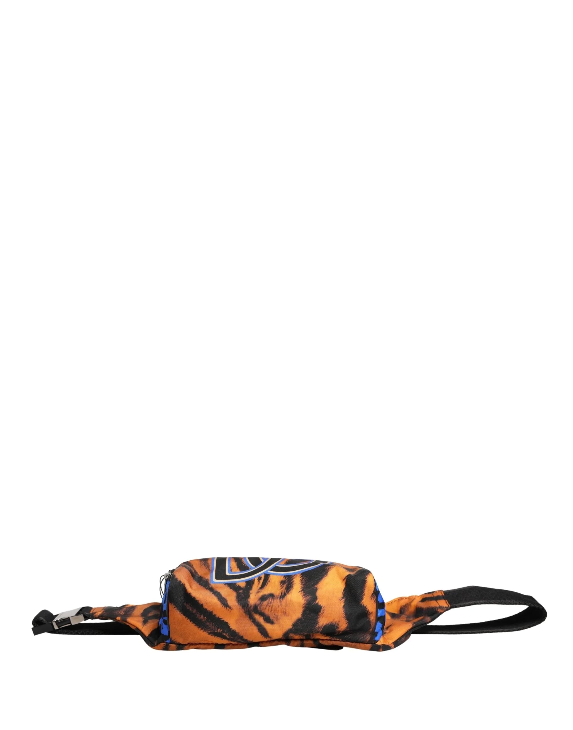 Gesamtansicht der Nylontasche von Dolce & Gabbana mit Tigerprint und ihrem Marken-Staubbeutel, die authentische Handwerkskunst hervorhebt.