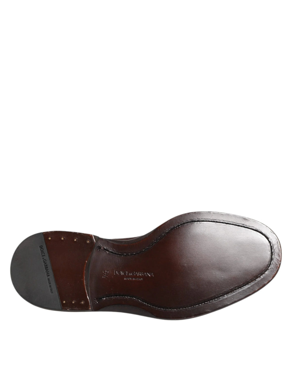 Pár hnedých zamatových Oxfordov Dolce & Gabbana prezentovaných spolu, ilustrujúcich bohatú, hlbokú farbu.