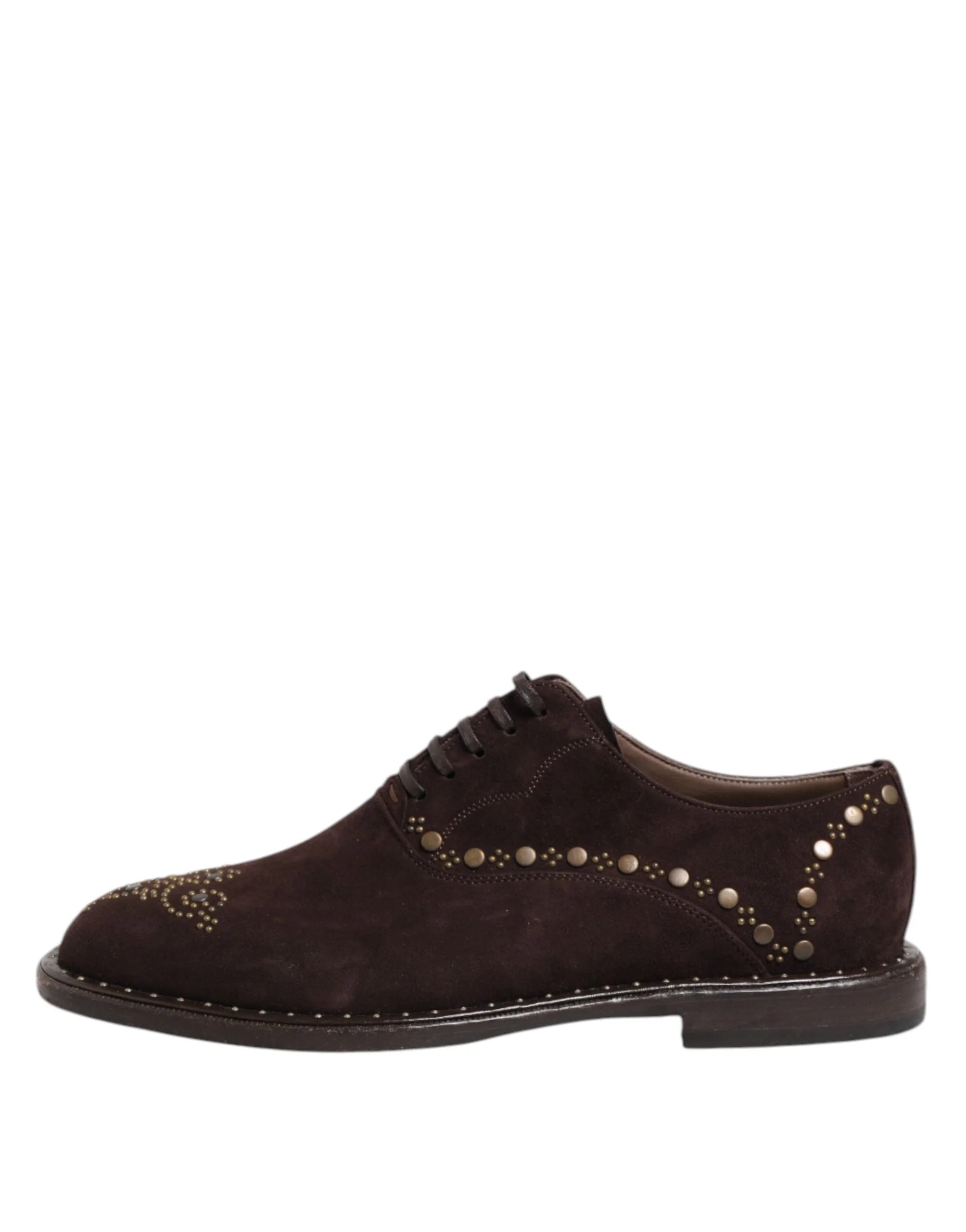 Detailný záber na plyšový hnedý zamatový povrch a tónové prešívanie týchto luxusných Oxfordov Dolce & Gabbana.