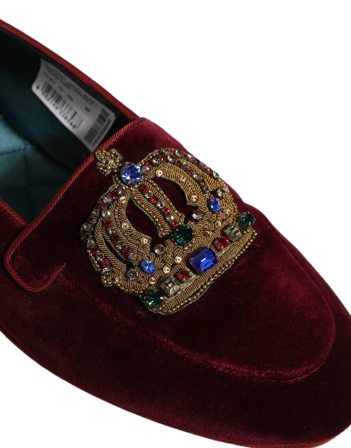Mužské vínové zamatové loafery od Dolce & Gabbana s vyšívaným zlatým korunným znakom a prešívanou hodvábnou podšívkou.