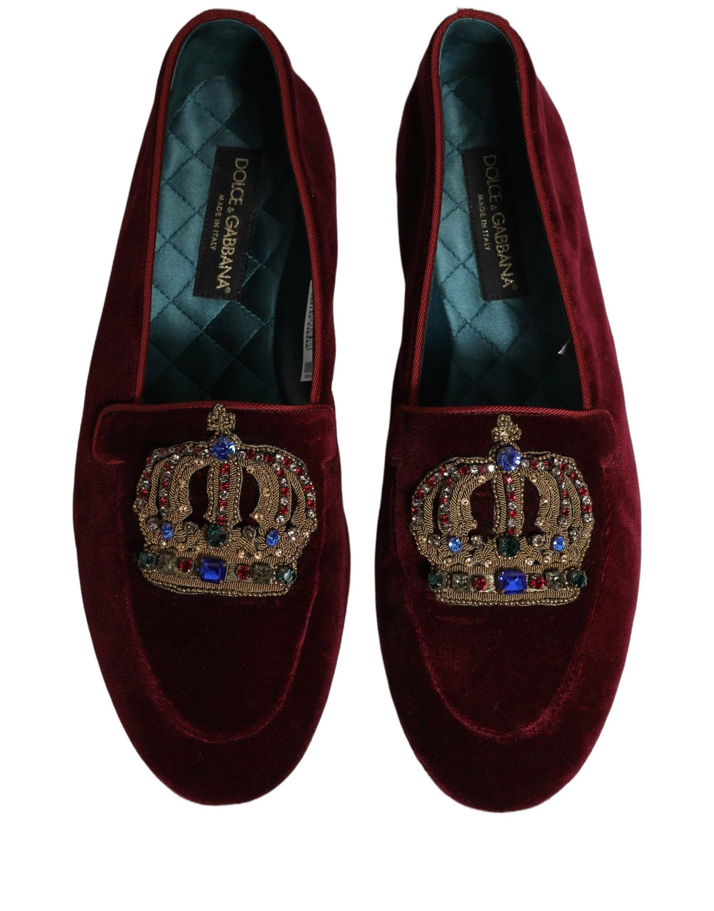 Zadný pohľad na vínové zamatové loafery od Dolce & Gabbana ukazujúci presné spracovanie päty a príjemnú textúru.