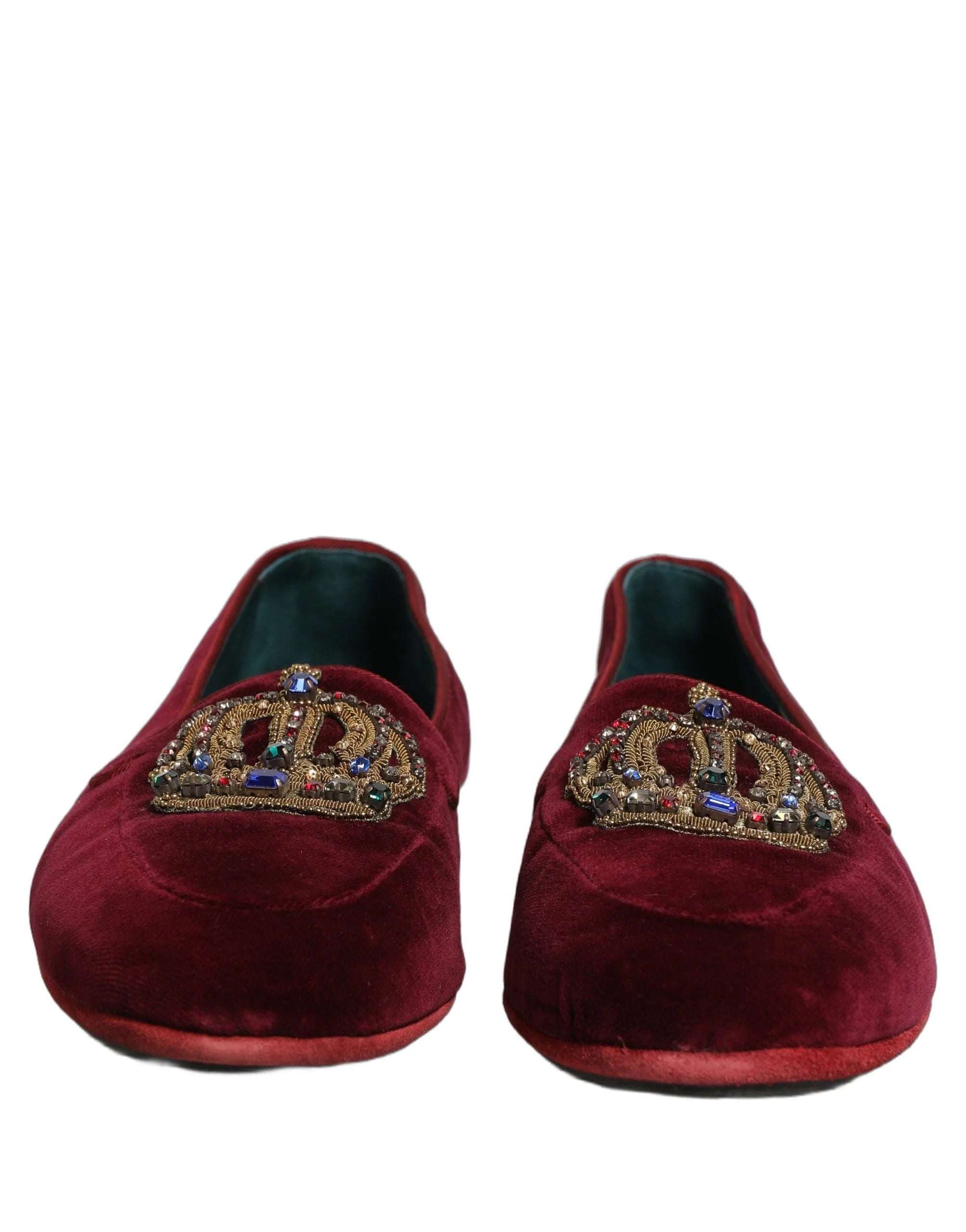 Profilový pohľad na vínové zamatové slip-on topánky od Dolce & Gabbana s upätkou z hrubšej kože a štíhlym strihom.