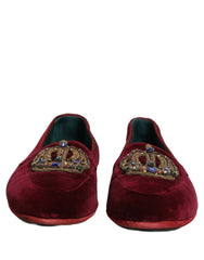 Profilový pohľad na vínové zamatové slip-on topánky od Dolce & Gabbana s upätkou z hrubšej kože a štíhlym strihom.