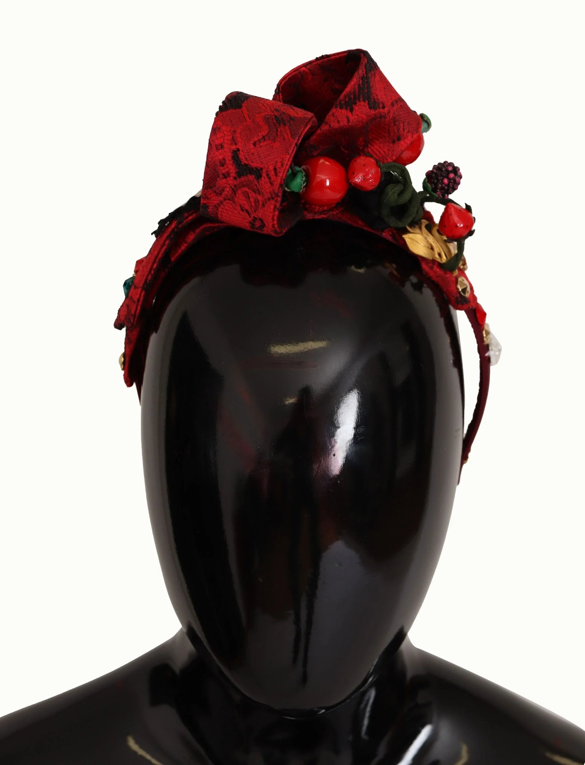 Détail mettant en valeur la riche texture de la soie et le sertissage précis des cristaux du diadème de luxe Dolce & Gabbana.
