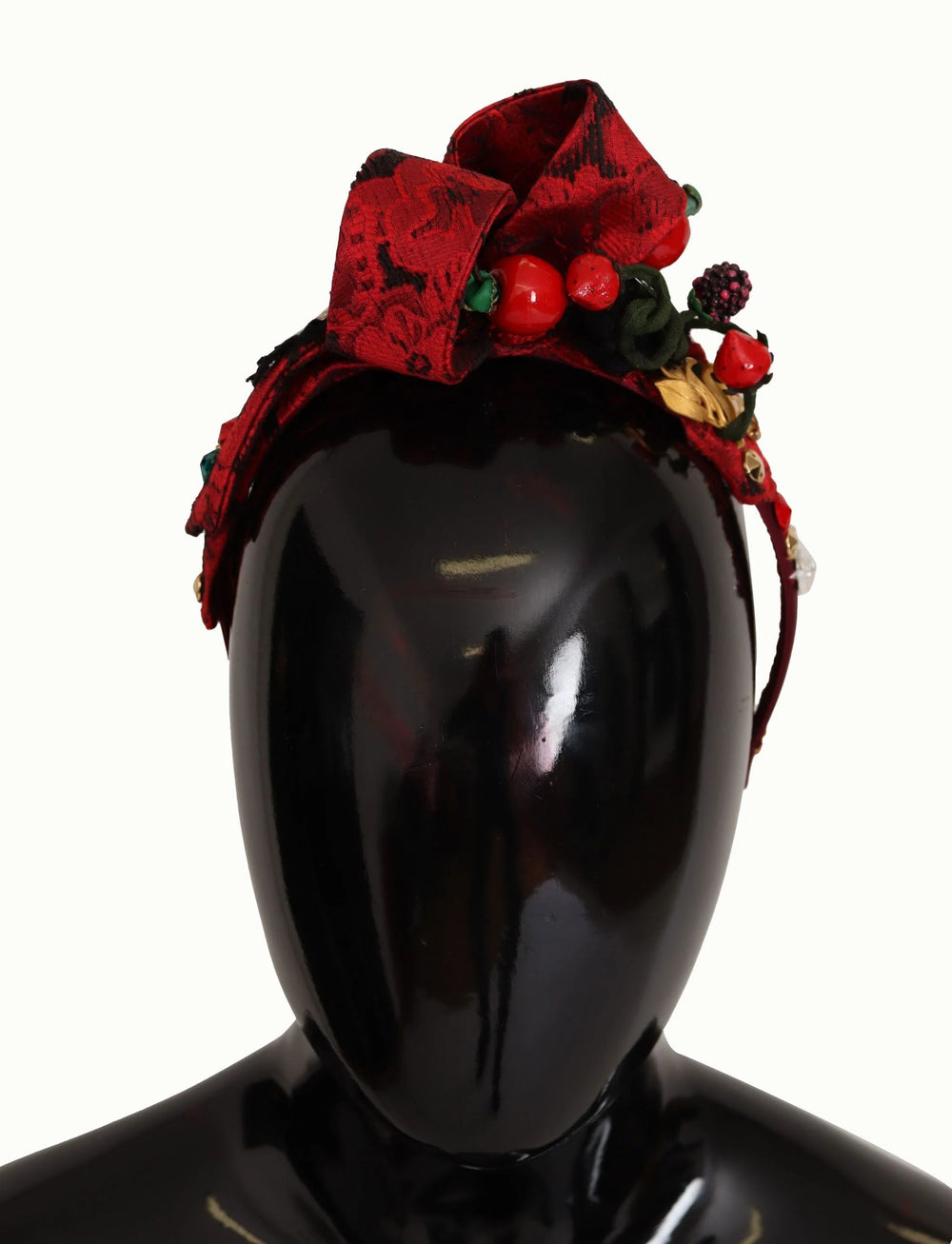 Détail mettant en valeur la riche texture de la soie et le sertissage précis des cristaux du diadème de luxe Dolce & Gabbana.