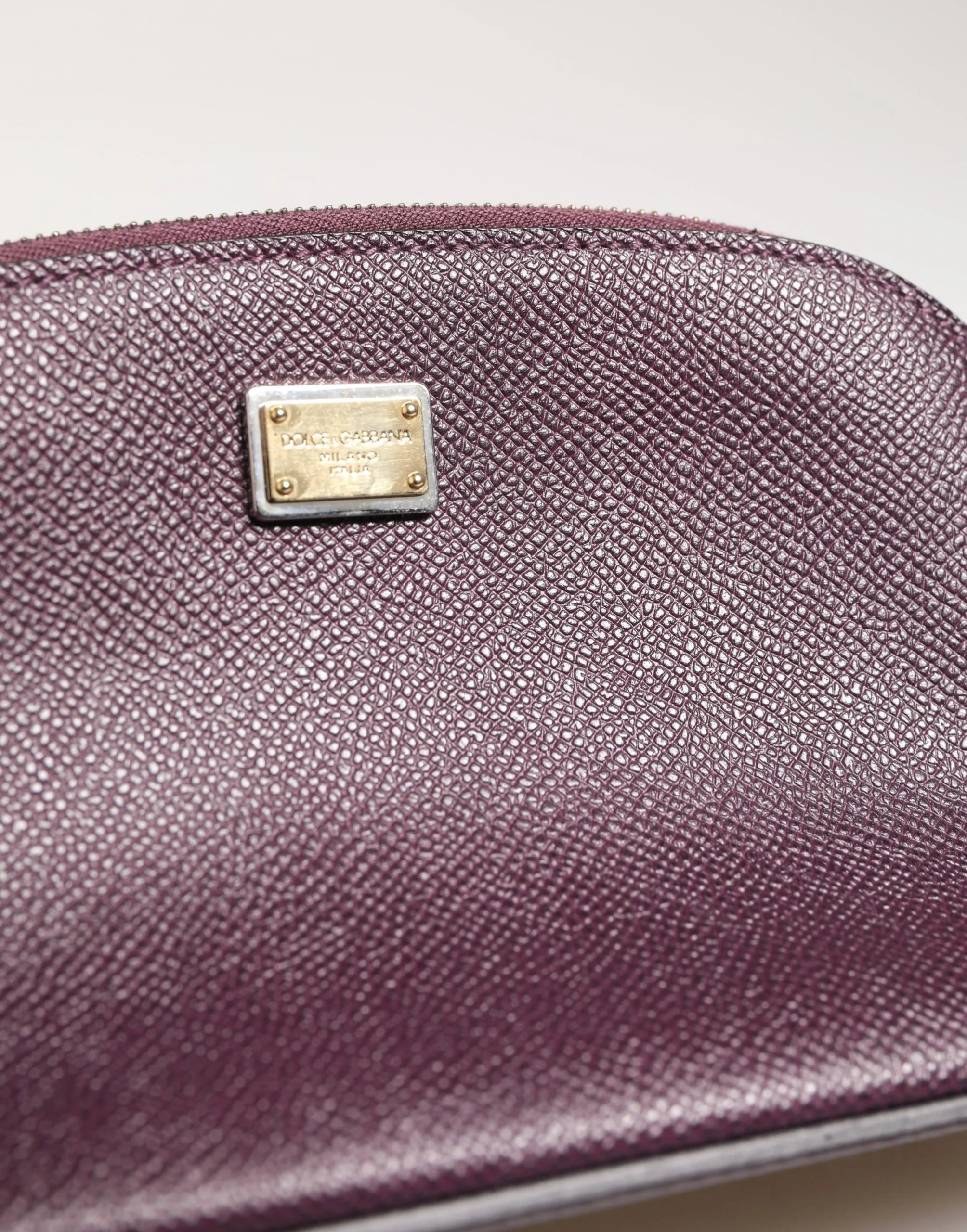 Dolce & Gabbana Portefeuille-sac à main zippé en cuir violet foncé avec logo DG