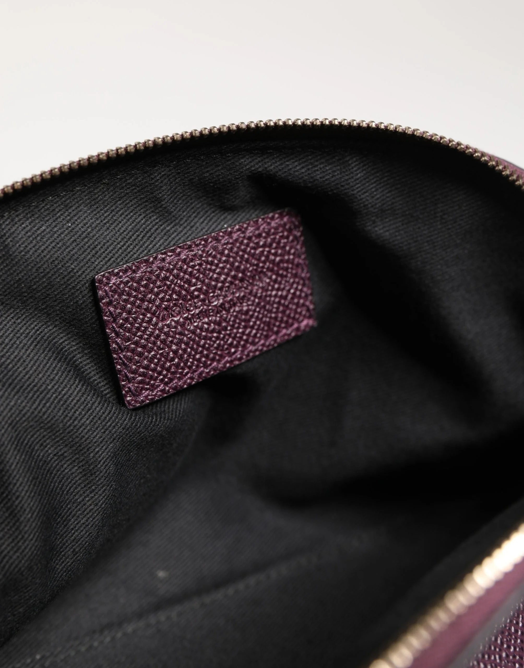 Dolce & Gabbana Portefeuille-sac à main zippé en cuir violet foncé avec logo DG