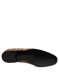 Dolce & Gabbanan miesten loaferit kultaisessa brokadissa, joissa on monimutkaisia barokkikukkakuvioita ja nahkareunus.